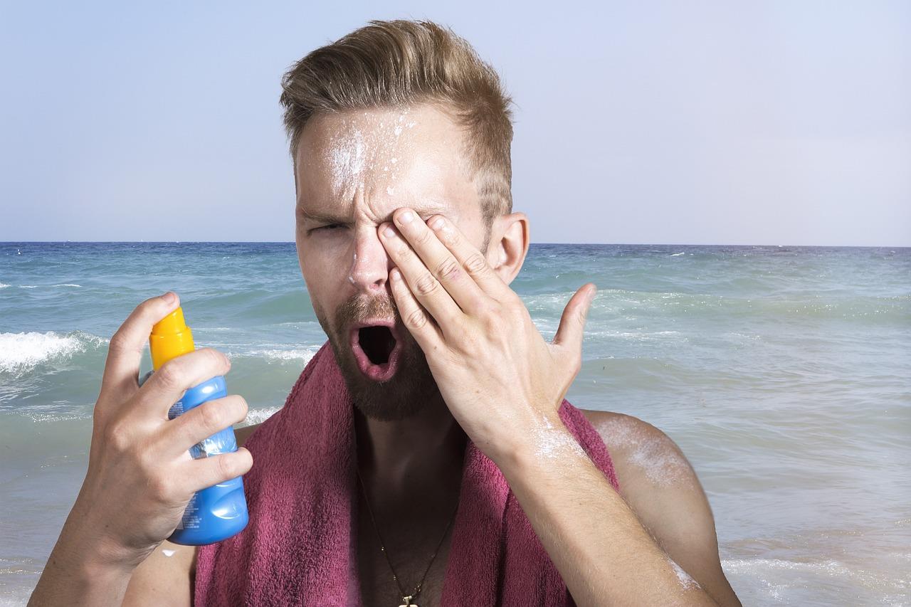 Een man past zonnebrandcrème toe om naar buiten te gaan.