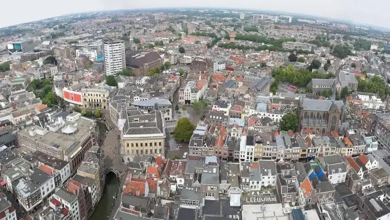 Groene en energiebesparende dakoplossingen transformeren stadsdaken in Utrecht tot duurzame multifunctionele ruimtes met zonn